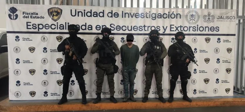 El presunto implicado en el secuestro de un ciudadano estadounidense fue presentado ante la Unidad de Investigación Especializada en Secuestros y Extorsiones de la Fiscalía de Jalisco tras su captura en Ixtlahuacán del Río.