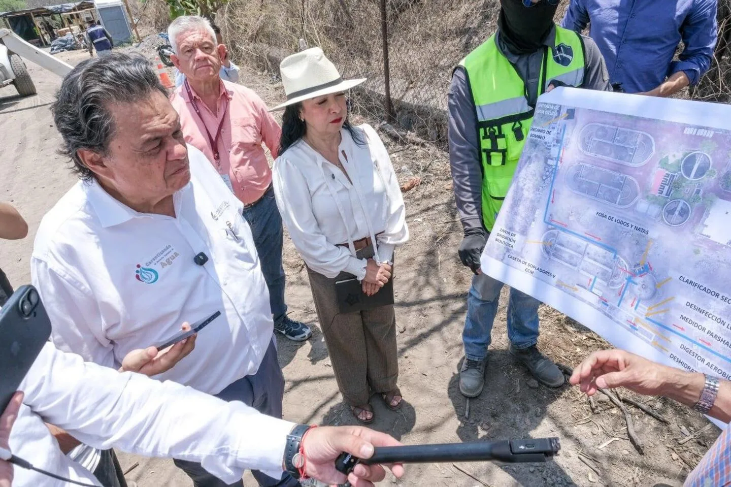 Autoridades de la Conagua durante la supervisión de las obras de saneamiento en el río Santiago. Foto: Cortesía.
