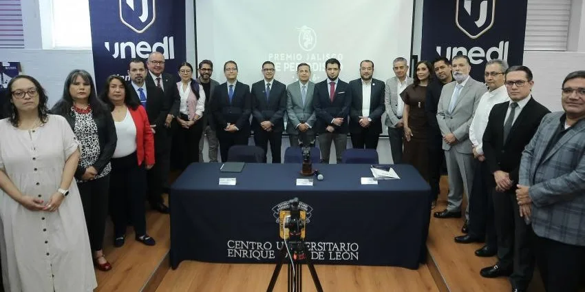 Representantes de diversas universidades y miembros del comité organizador del Premio Jalisco de Periodismo (PJP) 2026 se reúnen durante el acto de traspaso de estafeta a la Universidad Panamericana.