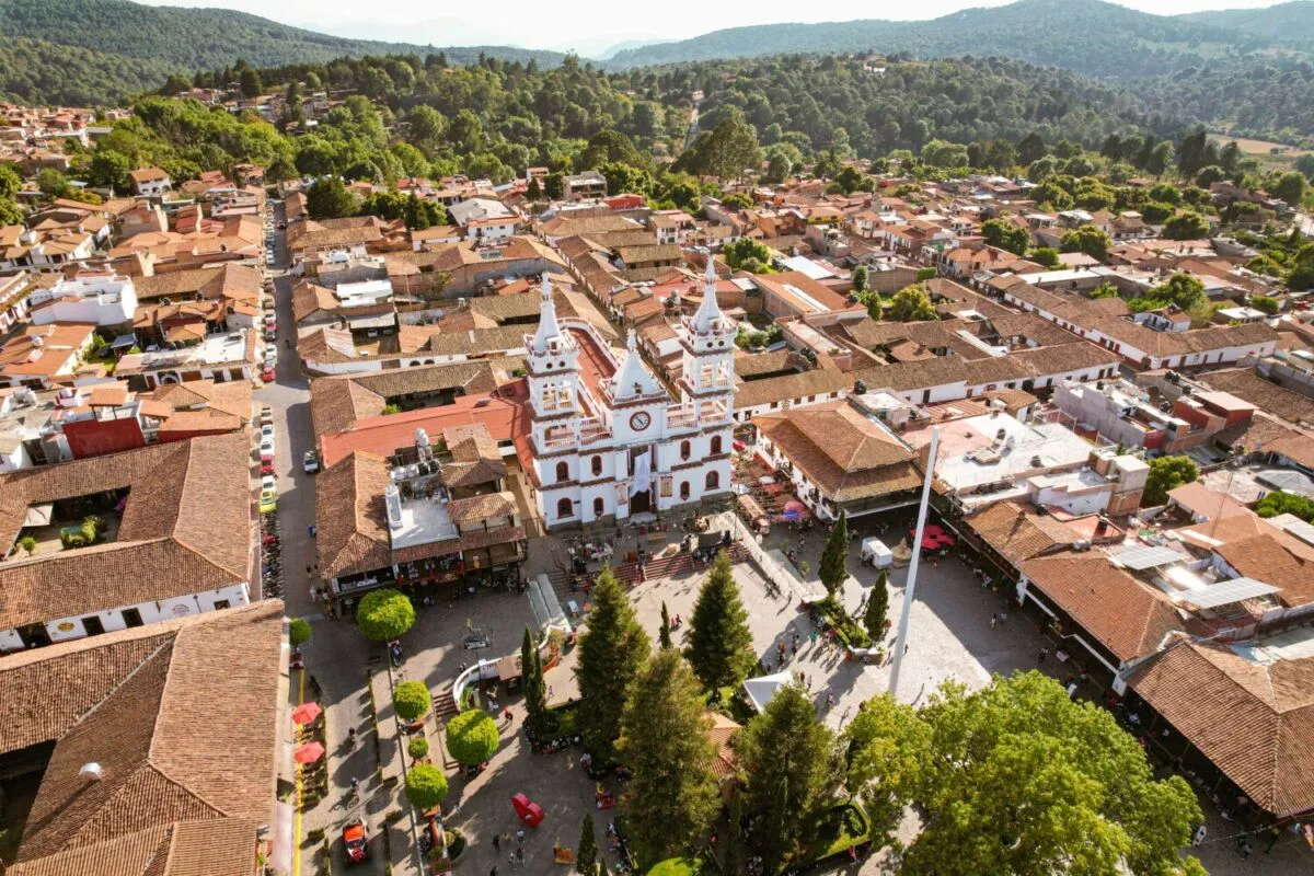 Vista aérea de la plaza principal del Pueblo Mágico de Mazamitla, sede oficial de las actividades culturales y gastronómicas del festival Maza+Beer Fest. Foto: Food and Pleasure.