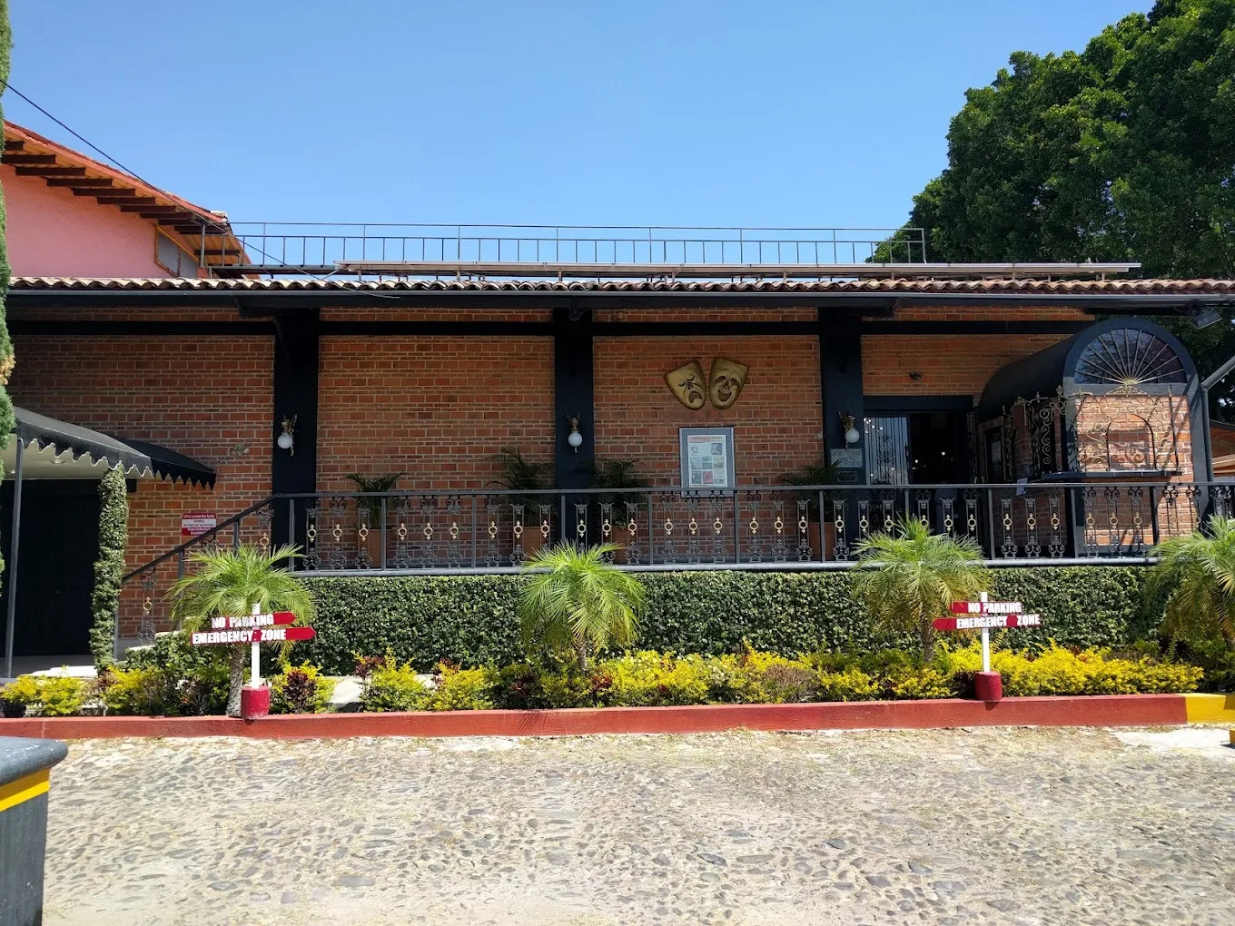 Fachada del Lakeside Little Theatre, ubicado sobre la calle Allen W. Lloyd en San Antonio Tlayacapan. El recinto cultural será la sede de la mesa de diálogo entre los artistas de la Ribera de Chapala y las autoridades estatales el próximo 27 de mayo.