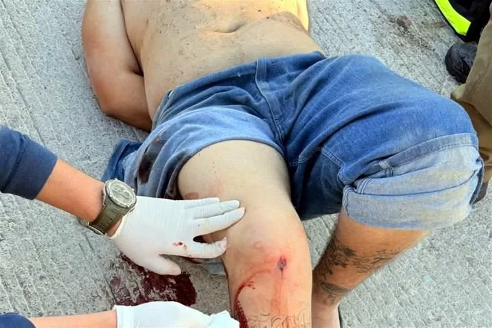 El presunto agresor tras ser neutralizado por elementos de la policía de El Salto, luego de amenazar a transeúntes con un machete. (Foto: Cortesía) Foto: Cortesía.