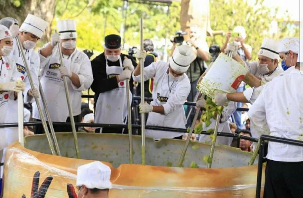 Preparación de guacamole en Jalisco en el récord mundial en 2017; años más tarde, Tancítaro, Michoacán, se quedaría con la marca oficial. Foto: El Universal.