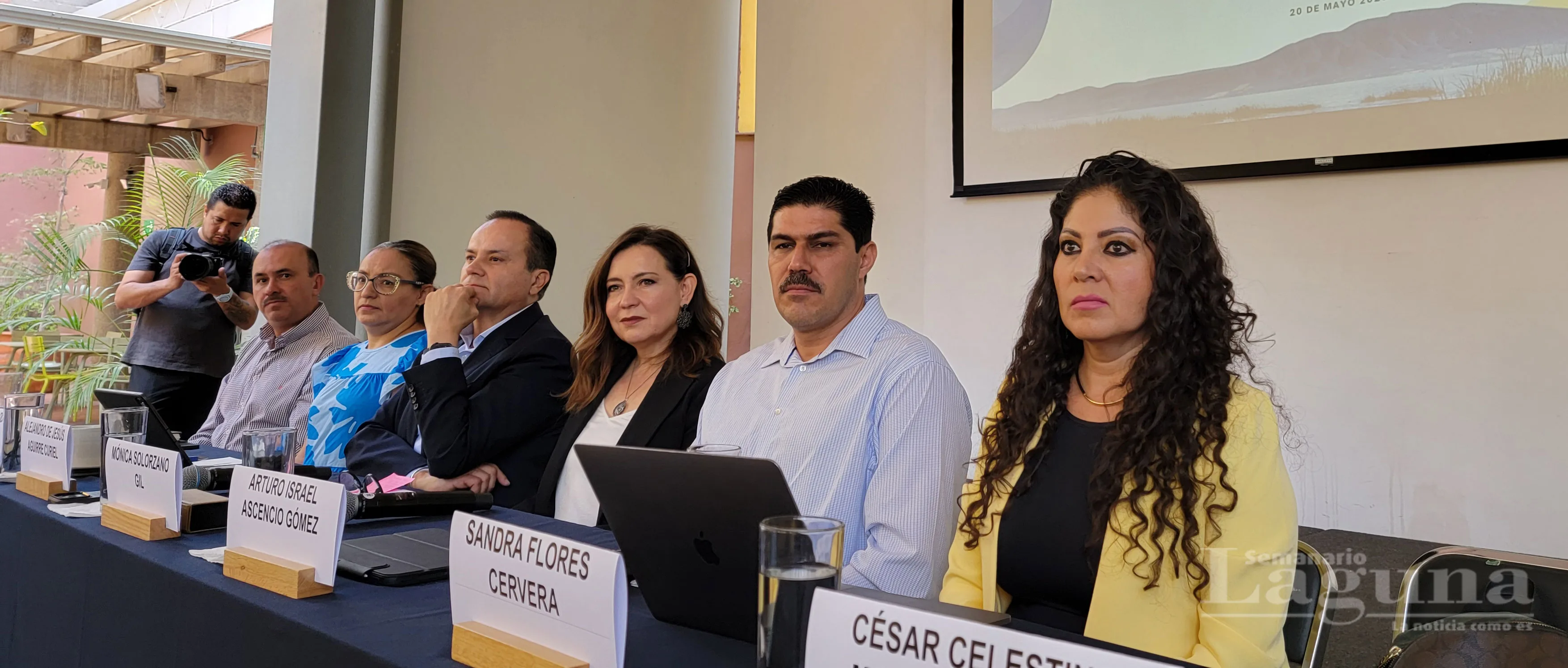 Izq.: Foto del Lago de Chapala, cuerpo lacustre para el que se pretende instituir un día oficial. Der.: Autoridades municipales, académicos e instituciones dieron a conocer la iniciativa y la nominación en la Casa ITESO Clavigero el 20 de mayo.