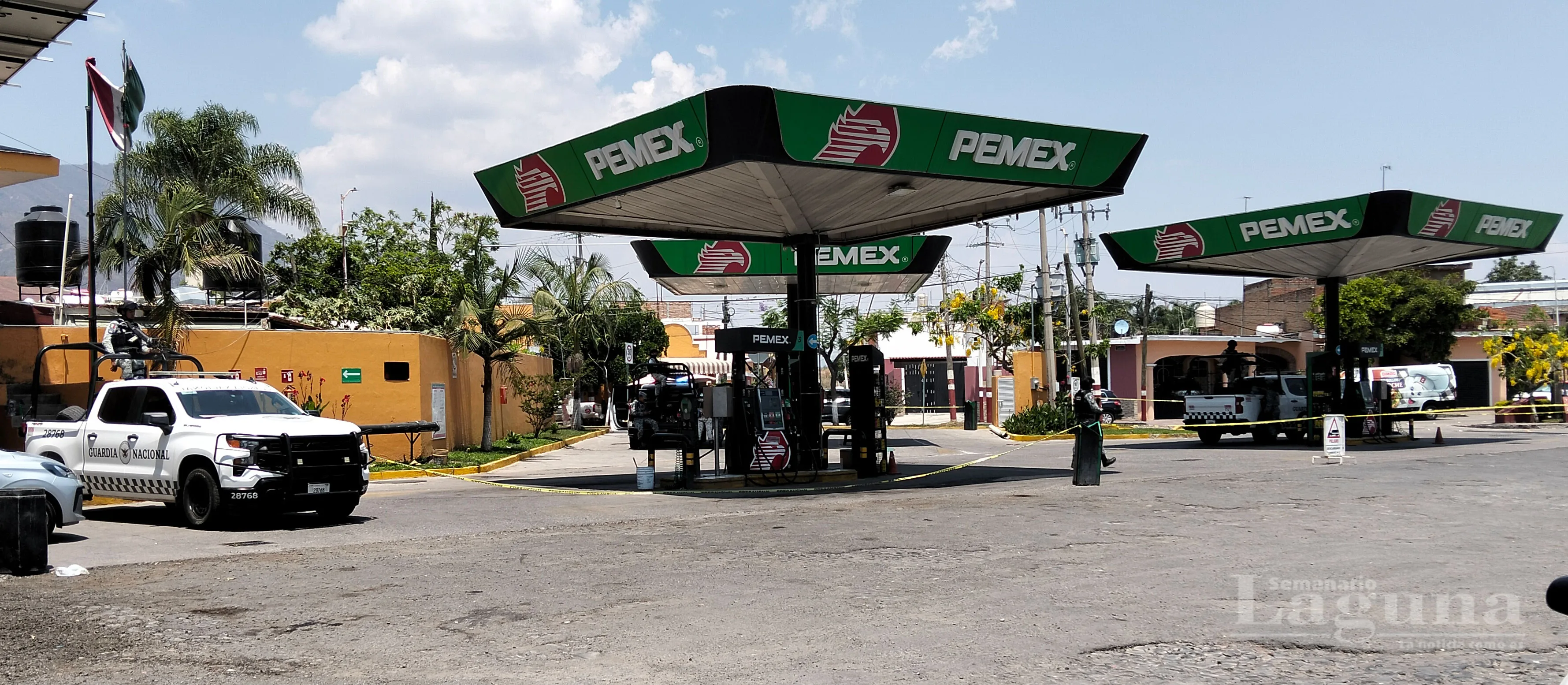 La estación de servicio en Ixtlahuacán de los Membrillos permaneció resguardada por elementos de la Guardia Nacional durante las revisiones federales. Foto: Armando Esquivel.