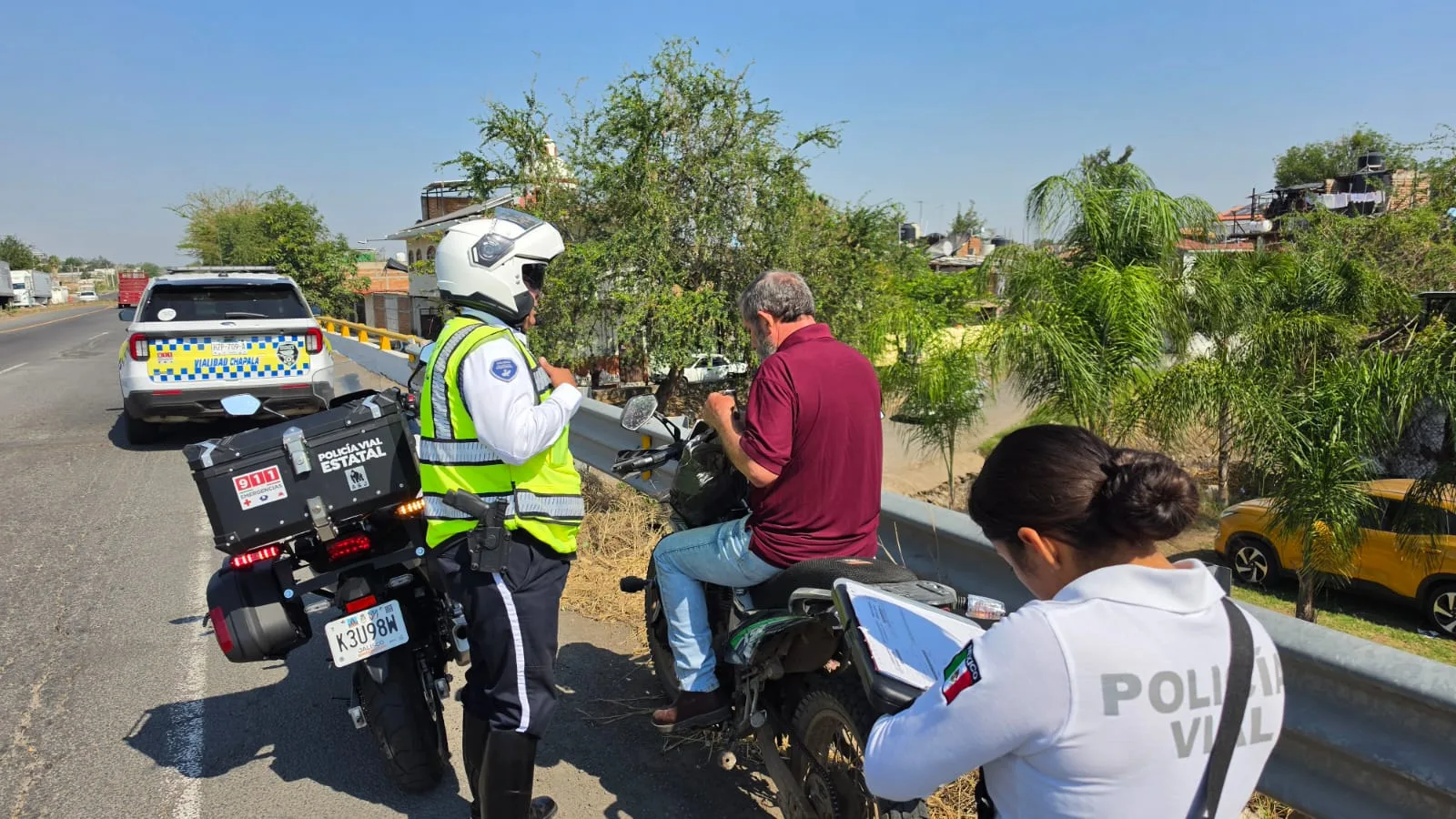 Un agente de la policía de tránsito inspecciona una motoneta durante el operativo de vigilancia e inspección desplegado en la delegación de Atotonilquillo. Foto: Gobierno de Chapala.