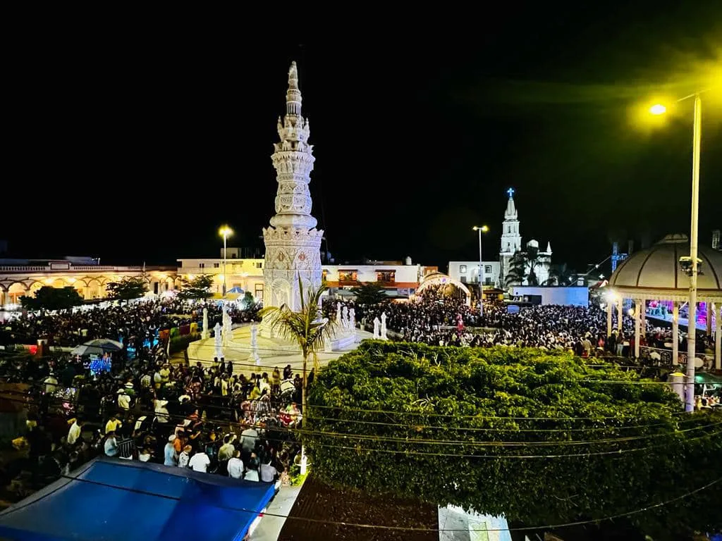 La Plaza Principal de Jamay se encuentra lista para la feria anual del municipio; al fondo, destaca el icónico monumento al Papa Pío IX (Pío Nono), uno de los máximos referentes históricos y visuales de la localidad ribereña. Foto: Cortesía.