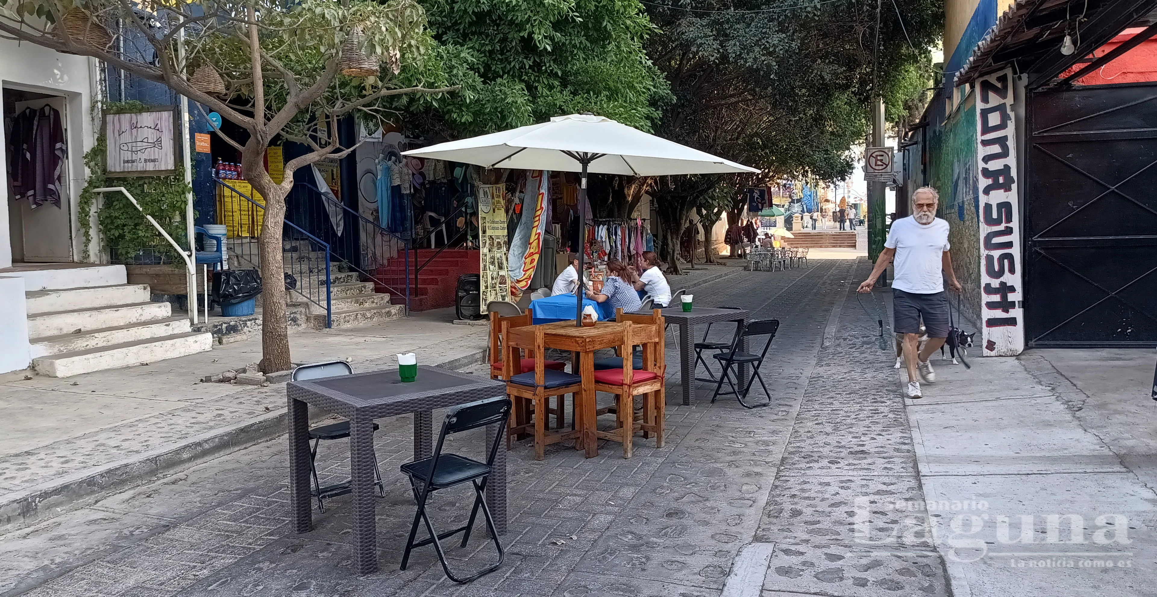 La calle Morelos culmina en el inicio del muelle, espacio que albergaba el Andador Cultural de Ajijic. Foto: D. Arturo Ortega.