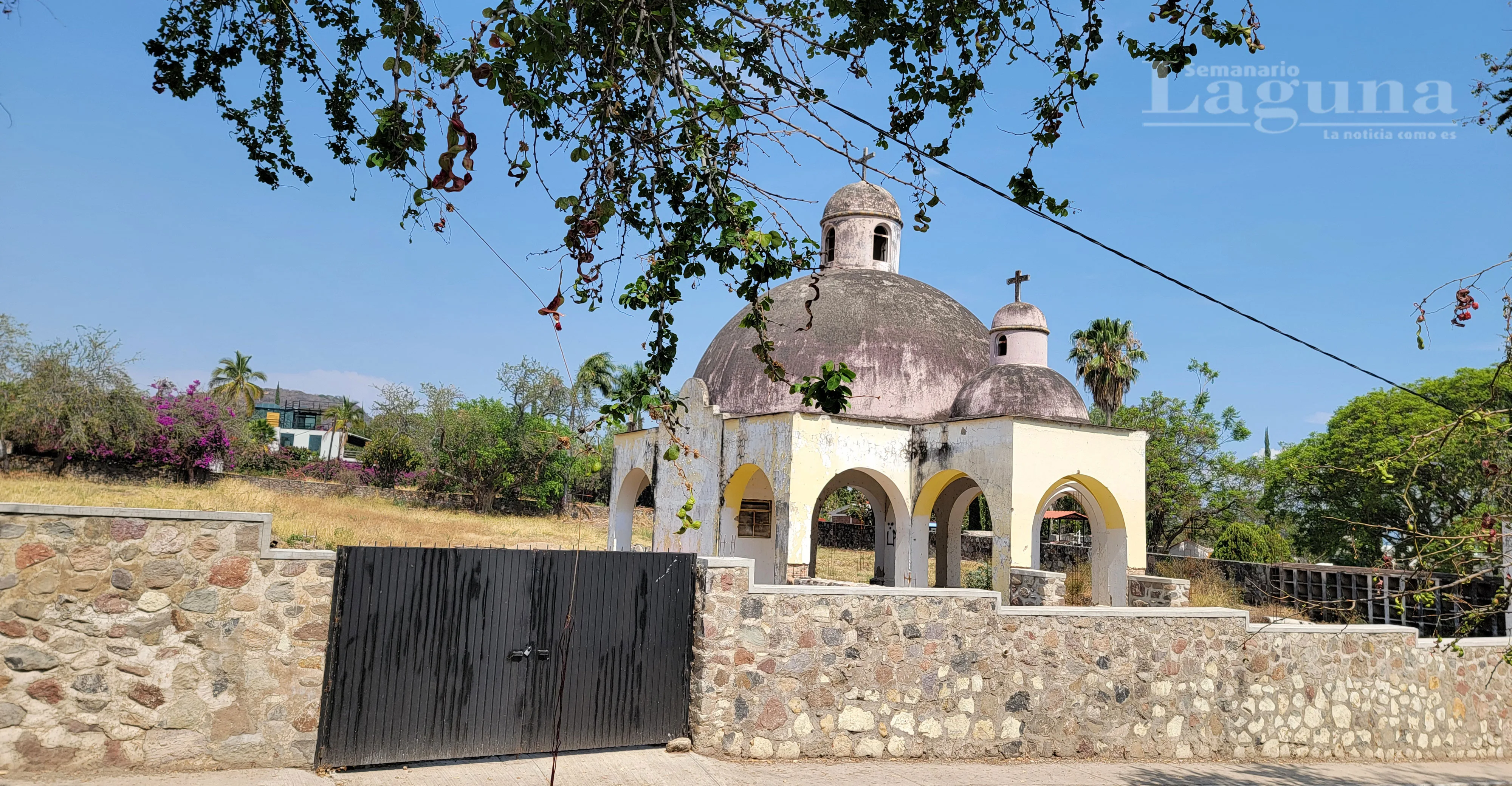 Terreno que el Gobierno de Chapala busca adquirir para ampliar el Panteón de San Antonio y que cuenta con una capilla de velación y nichos para resguardar cenizas. Foto D. Arturo Ortega.