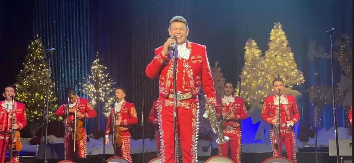 José Hernández y el Mariachi Sol de México durante su presentación en el tradicional concierto navideño celebrado en el Fox Theater. Foto: Cortesía de José Hernández.