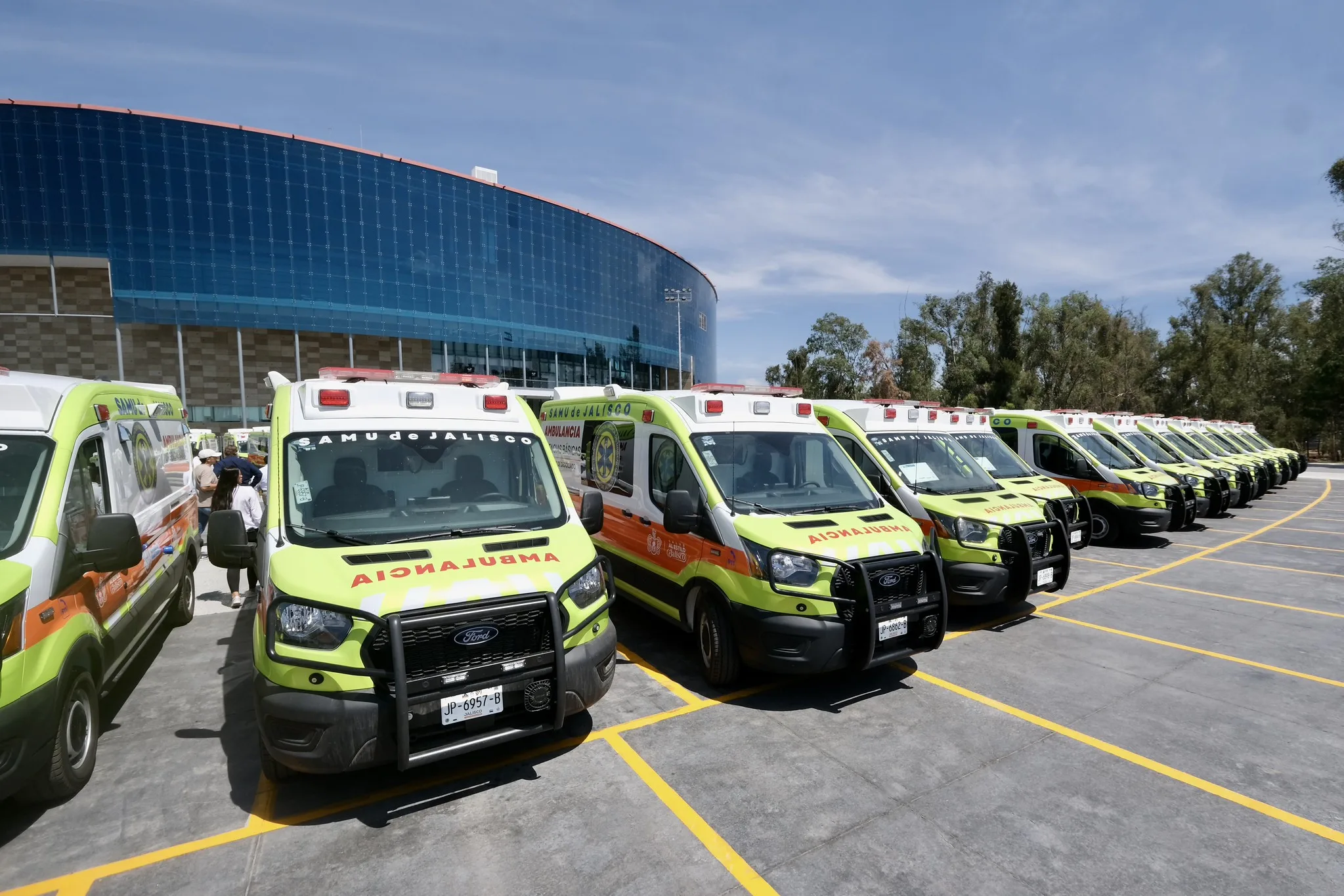 Una parte de las 146 nuevas ambulancias y vehículos de emergencia que serán distribuidos en 120 municipios de Jalisco para reforzar la atención médica regional. Foto: Cortesía.