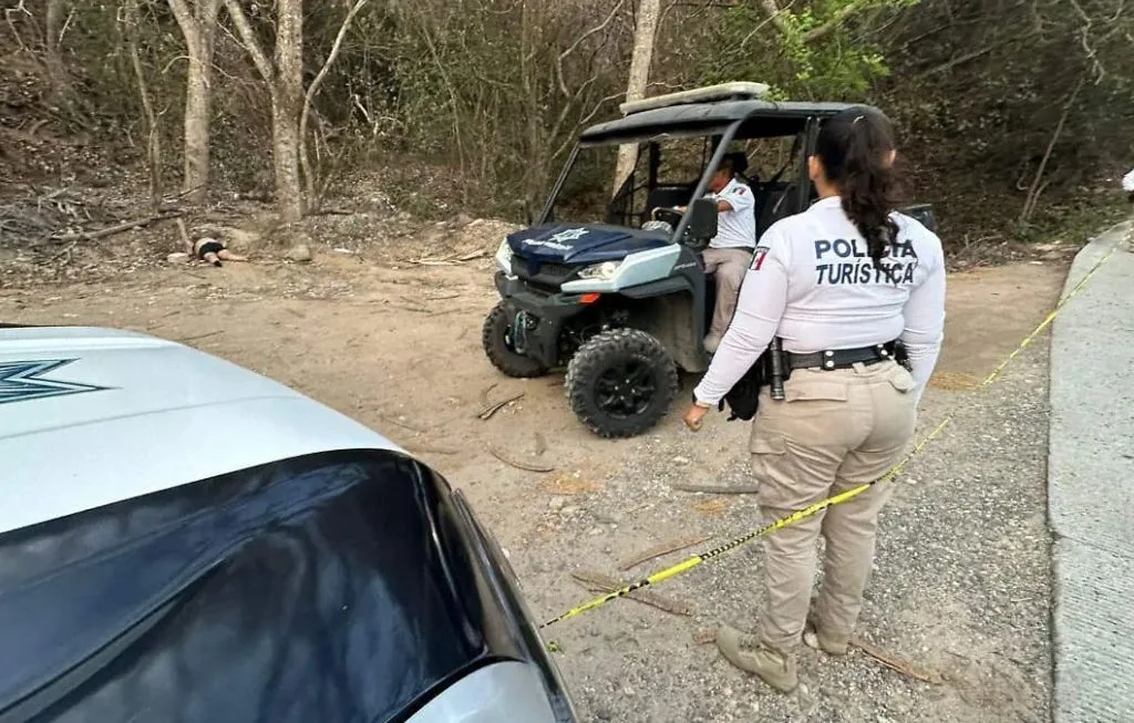 Elementos de la policía turística resguardan la escena tras el hallazgo de una mujer sin vida en Puerto Vallarta; las autoridades estatales investigan los hechos de forma independiente