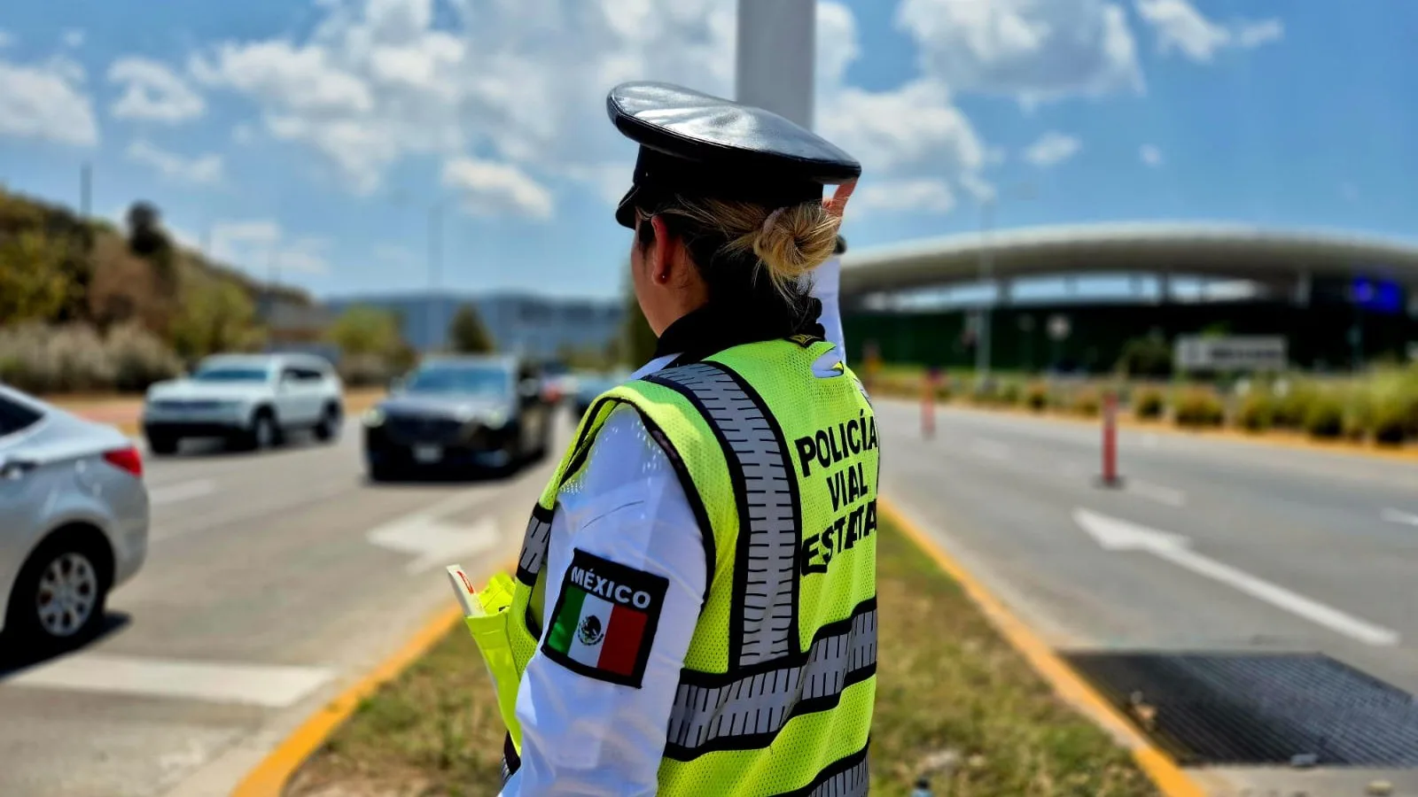 Un elemento de la Policía Vial de Jalisco resguarda los accesos al Estadio Guadalajara, donde se coordinarán los filtros de seguridad y cierres viales por el operativo "Última Milla". Foto:Cortesía.