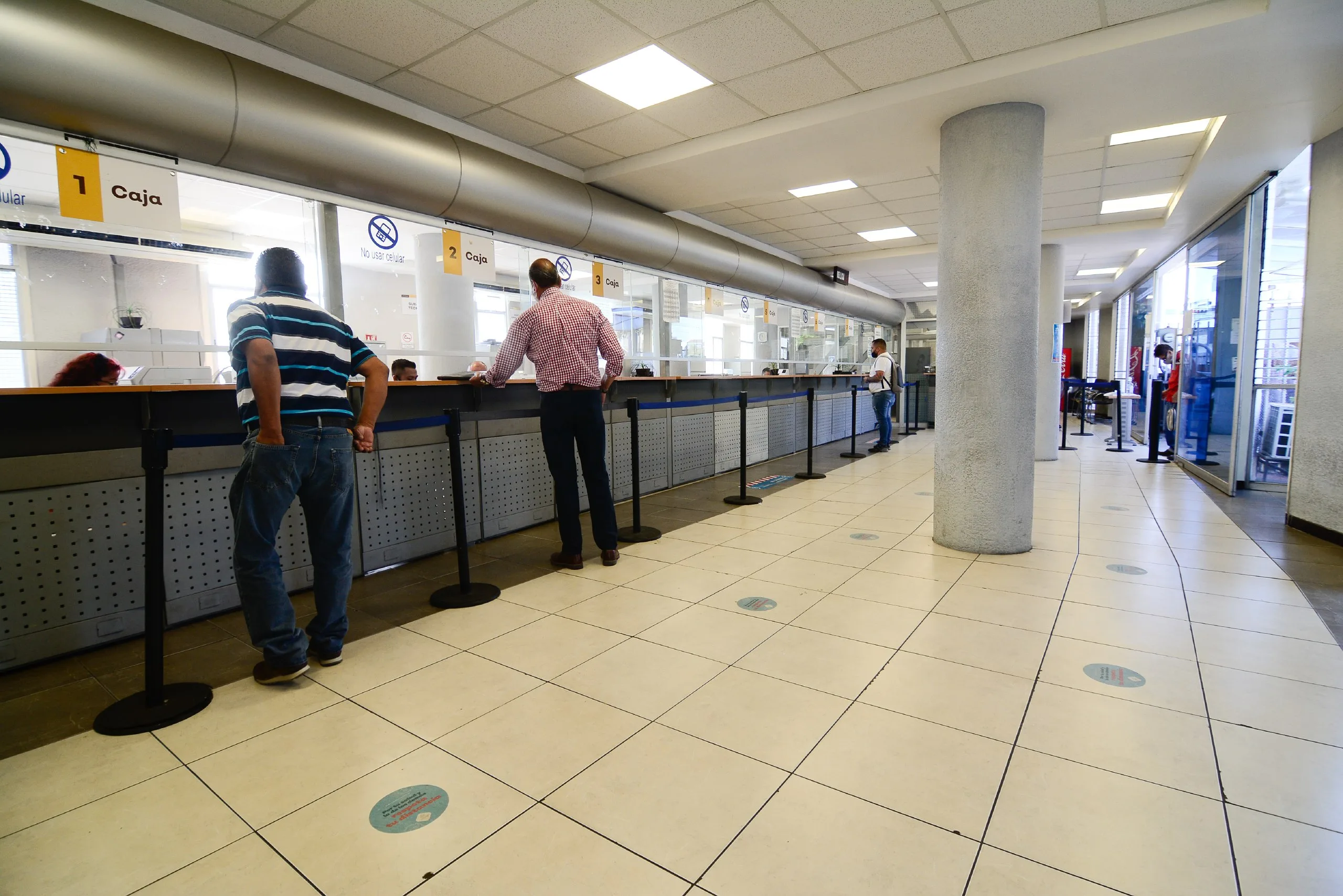 Contribuyentes realizan trámites y pagos estatales en una de las oficinas recaudadoras de Jalisco, que mantendrán un horario extendido este sábado. Foto: Cortesía.