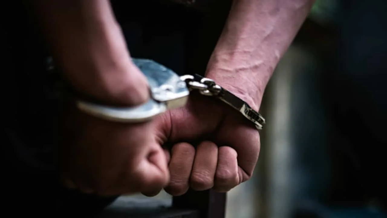 Un hombre permanece bajo custodia tras ser cumplimentada su orden de aprehensión por agentes de seguridad. Foto: Cortesía / Imagen ilustrativa.