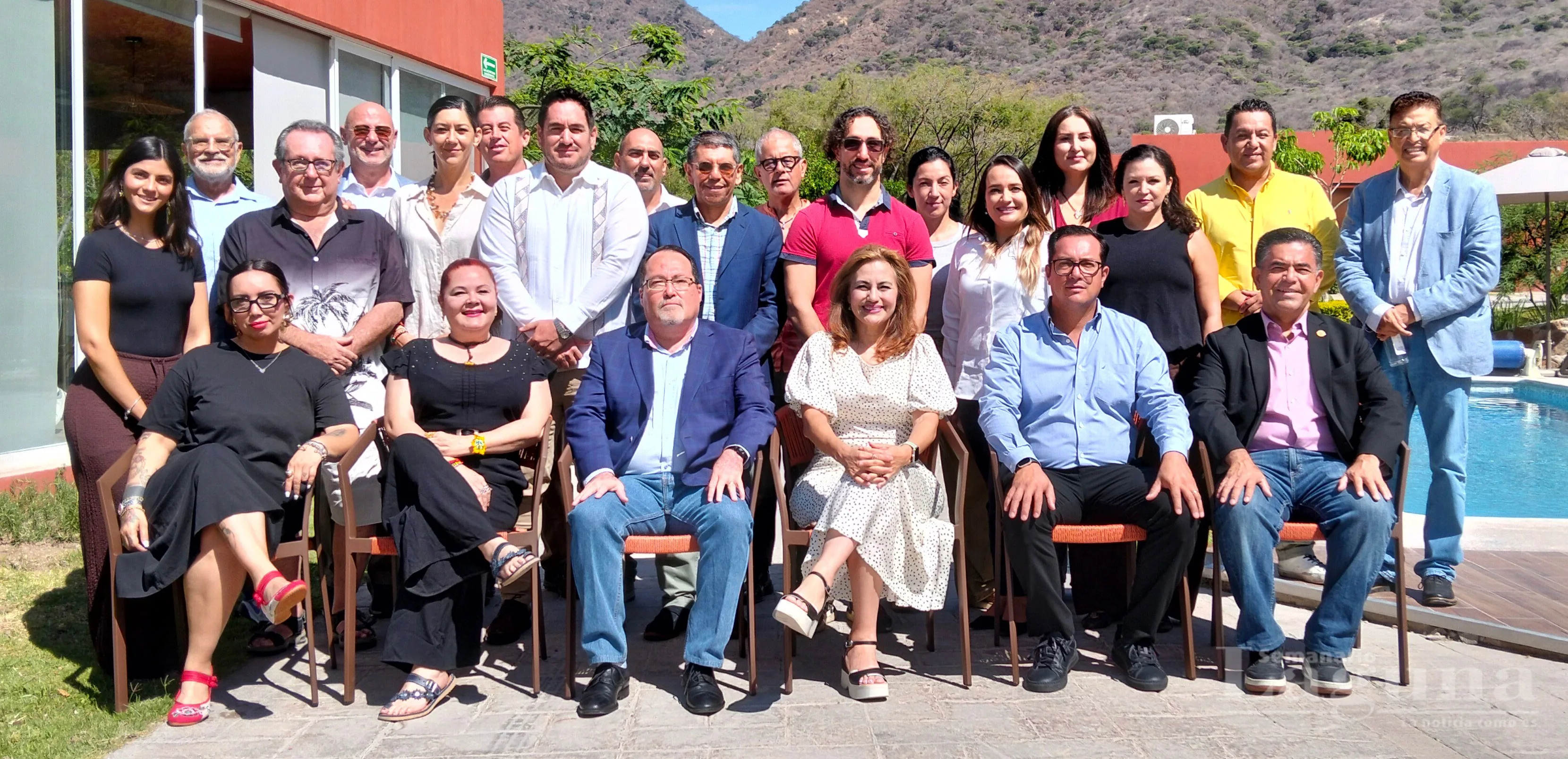 Integrantes del Comité de Turismo Sostenible de la Ribera de Chapala posan para la fotografía tras rendir protesta el 27 de mayo. Foto: Armando Esquivel.