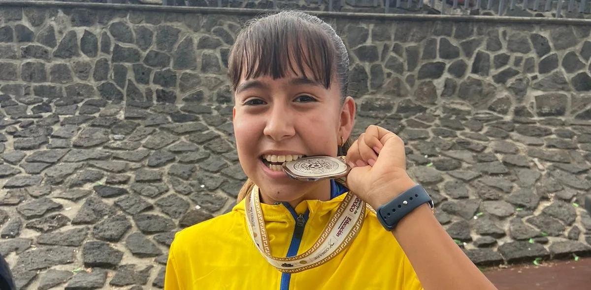 La futbolista originaria de Chapala y titular indiscutible de la Selección Jalisco femenil Sub-15, Ellie Guízar, muestra con orgullo su medalla de plata tras su destacada participación en el torneo. Foto: Cortesía.