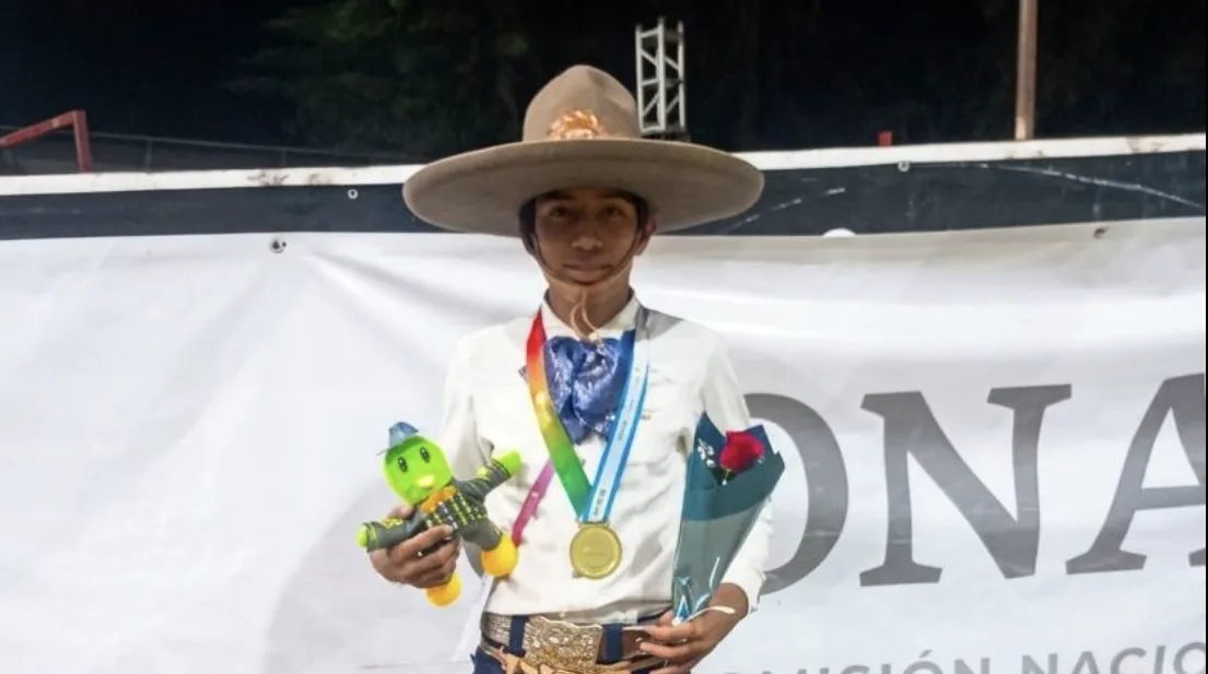 El charro chapalense Iker Yahel Casillas Pérez muestra la medalla de oro obtenida por equipos en la categoría Infantil B de charrería, durante la Olimpiada Nacional CONADE 2026 celebrada en San Luis Potosí.