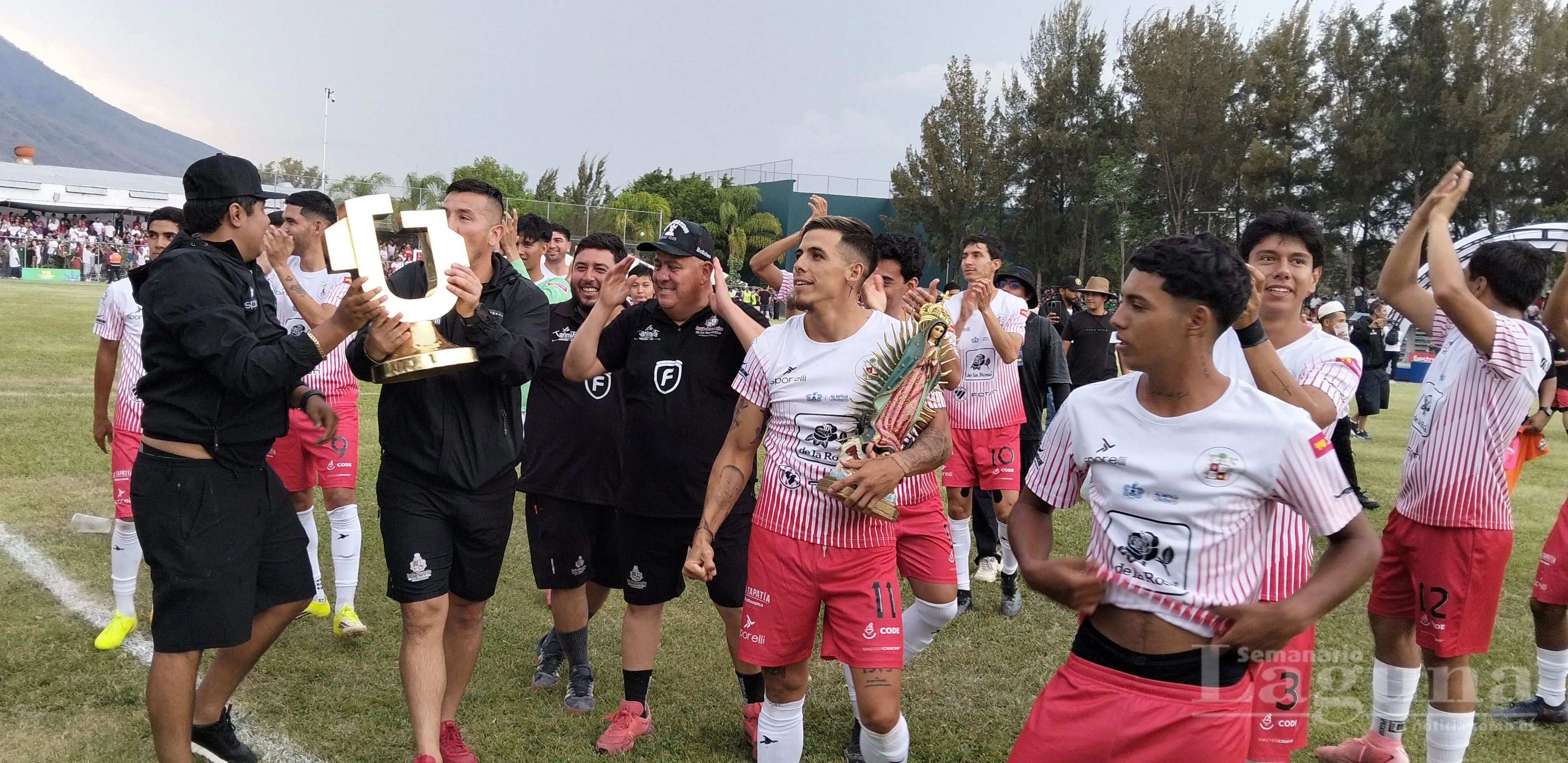 Jugadores de Ixtlahuacán de los Membrillos celebrando con el trofeo de campeones de la Copa Jalisco 2026 en la cancha de La Arena. Foto: Armando Esquivel.