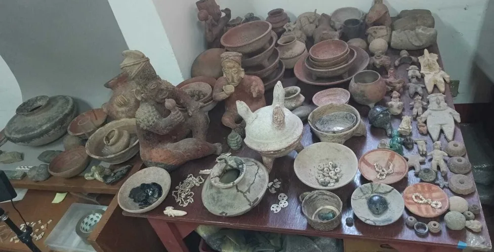 Vista de los bienes arqueológicos recuperados por el Instituto Nacional de Antropología e Historia en Zapopan, Jalisco, los cuales ya se encuentran bajo el resguardo de especialistas para su dictaminación y conservación. Foto: INAH.