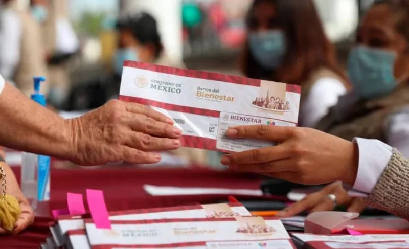 Adultos mayores y mujeres de Jalisco reciben la tarjeta del Banco del Bienestar, con la cual podrán cobrar de manera directa sus apoyos económicos bimestrales. Foto: Cortesía.