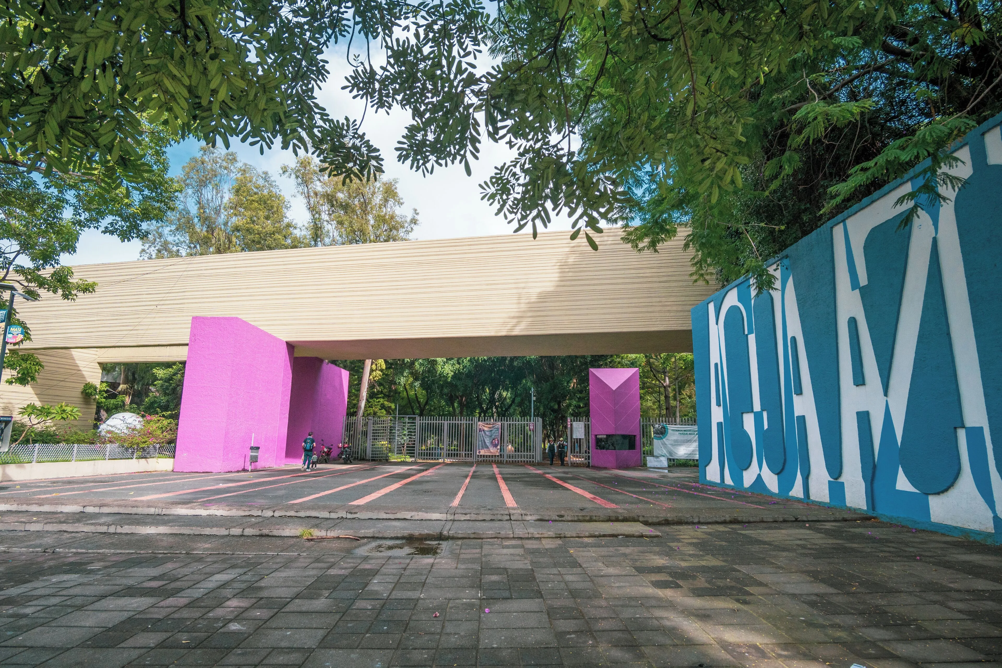 La entrada principal del histórico Parque Agua Azul en Guadalajara, recinto que albergará el festival cultural y artesanal Mundo Jalisco durante los fines de semana de junio y julio. Foto: Cortesía.