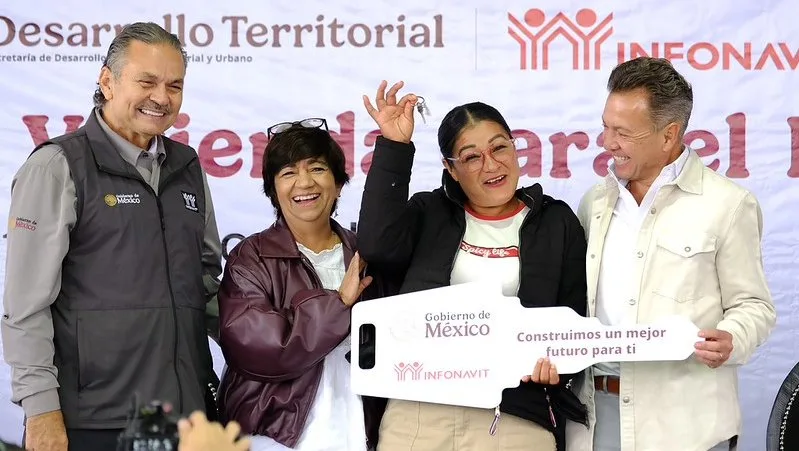 El gobernador de Jalisco, Pablo Lemus Navarro, durante la entrega de viviendas a beneficiarios en El Salto. Foto: Cortesía.