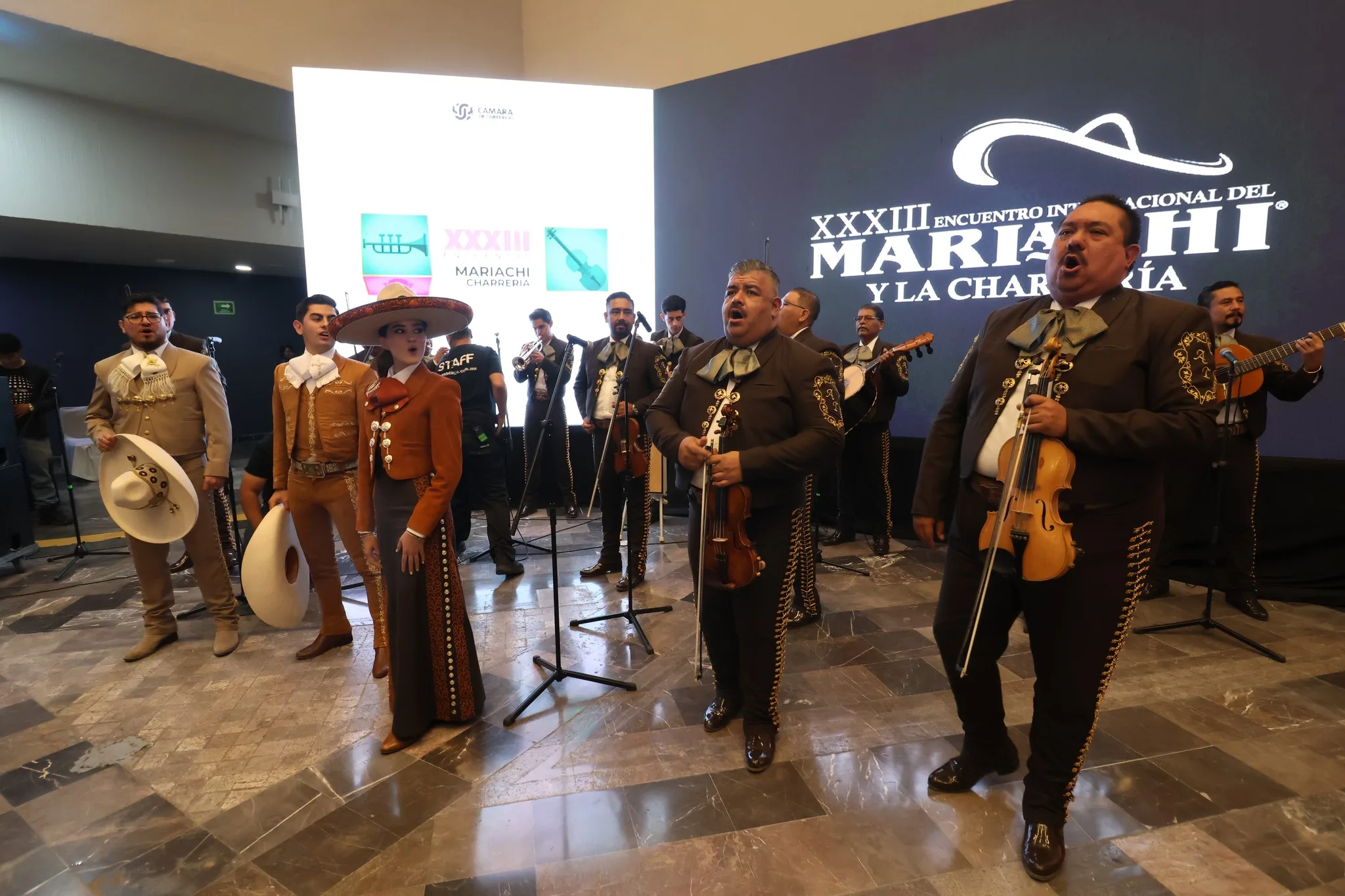 Un conjunto de mariachi realiza una presentación en vivo durante el anuncio oficial del XXXIII Encuentro Internacional del Mariachi y la Charrería. Foto: Cortesía.
