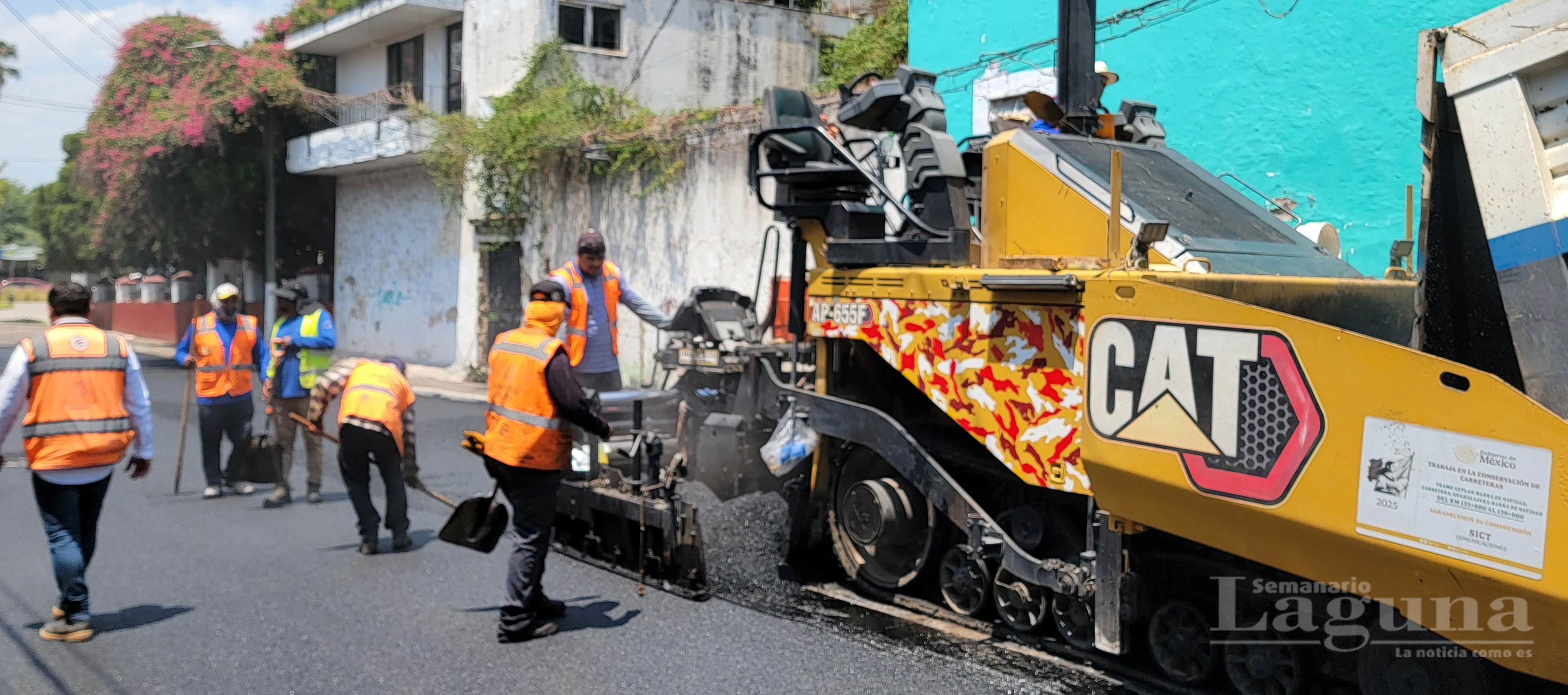 Trabajos de reencarpetamiento sobre la calle Juárez, en la zona centro. Foto: Arturo Ortega.