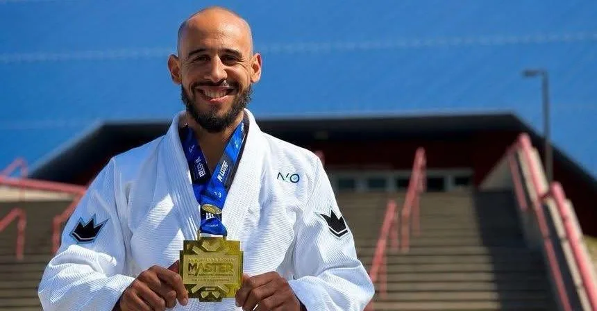 El atleta chapalense Mario Alberto Sánchez celebra su triunfo tras obtener la medalla de oro. Foto: Facebook.
