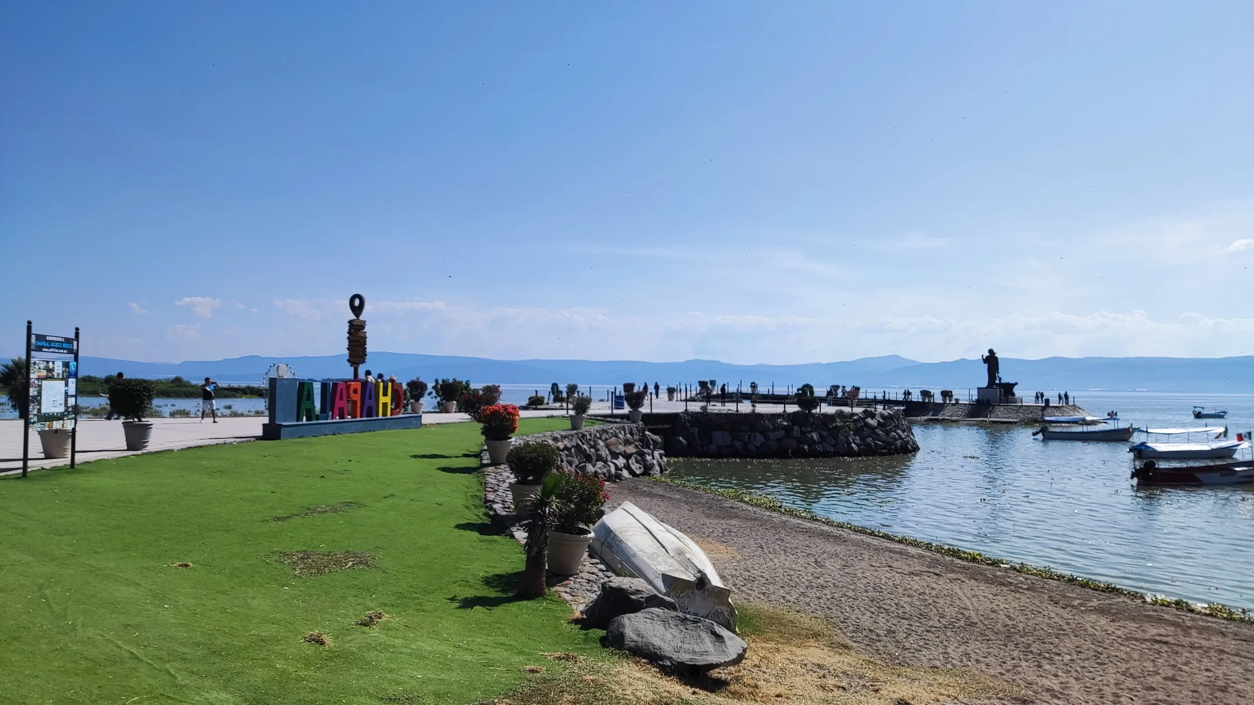 La Fuente de Jesús Pescador, ubicada en el malecón de Chapala, albergará este domingo el festival "Pre-Copeo Mundialista" como parte de las actividades rumbo a la Copa del Mundo 2026. Foto: Cortesía.