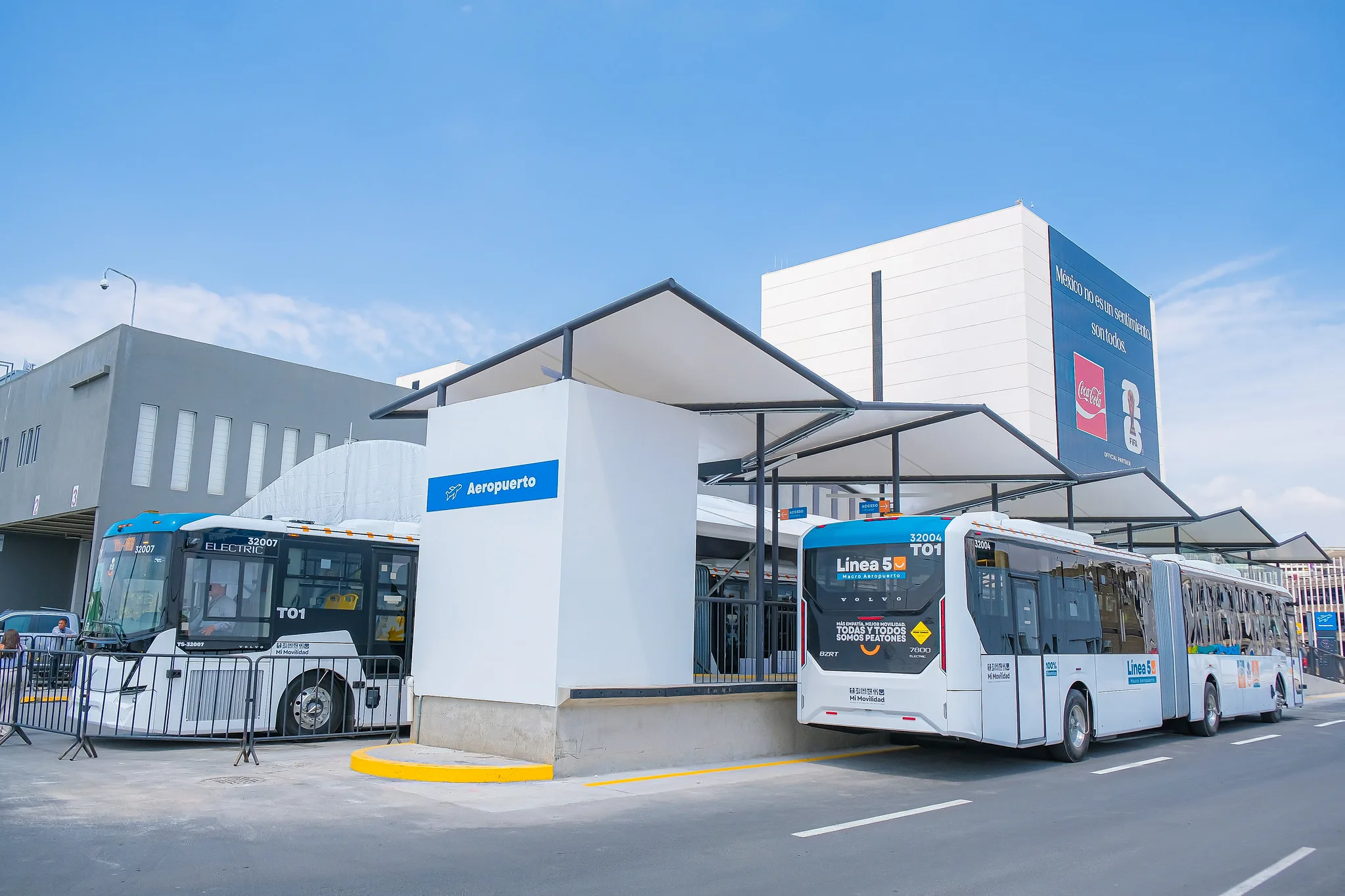 Vista de la estación Aeropuerto de la recién inaugurada Línea 5 del BRT, la cual conecta la terminal aérea con el periférico. Foto: Cortesía.