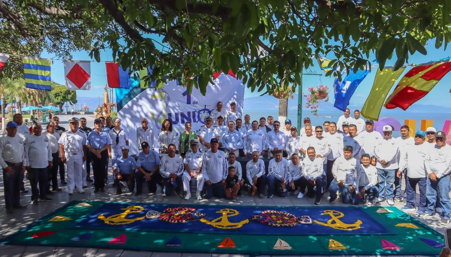 Lancheros y prestadores de servicios turísticos que operan en el lago de Chapala fueron reconocidos por su labor por parte de la Capitanía de Puerto de Chapala y el gobierno municipal. Foto: Cortesía.