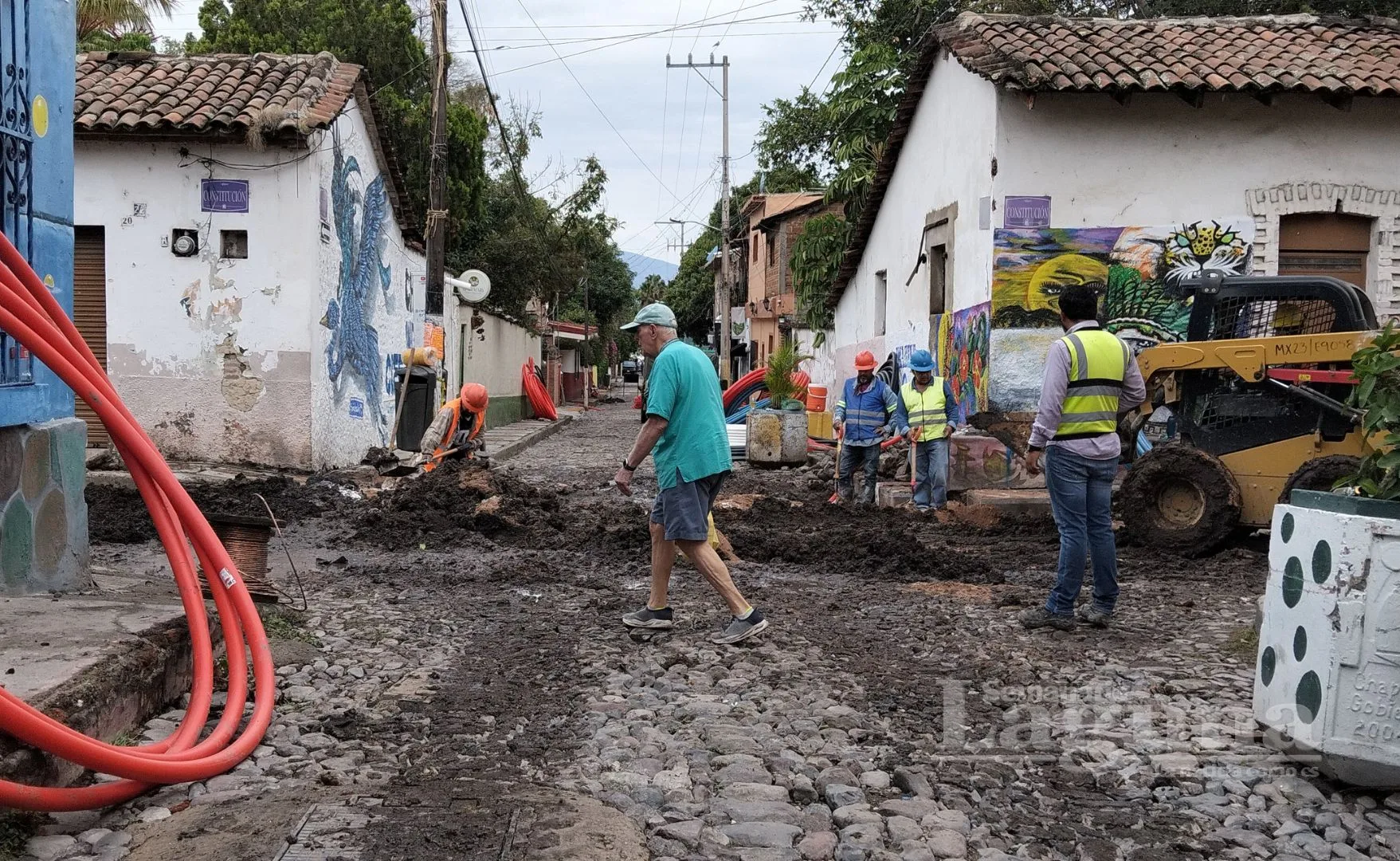 Un transeúnte camina por la esquina de las calles Marcos Castellanos y Constitución, en el centro de Ajijic, durante las obras de cableado subterráneo. Foto: Armando Esquivel