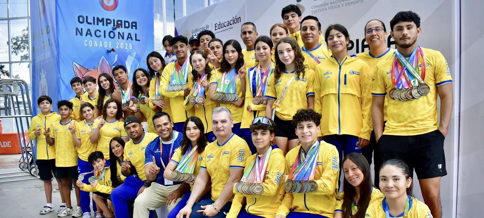 Integrantes de la Selección Jalisco celebran con orgullo las medallas obtenidas que consolidaron al estado como campeón de la Olimpiada Nacional 2026. Foto: Cortesía.