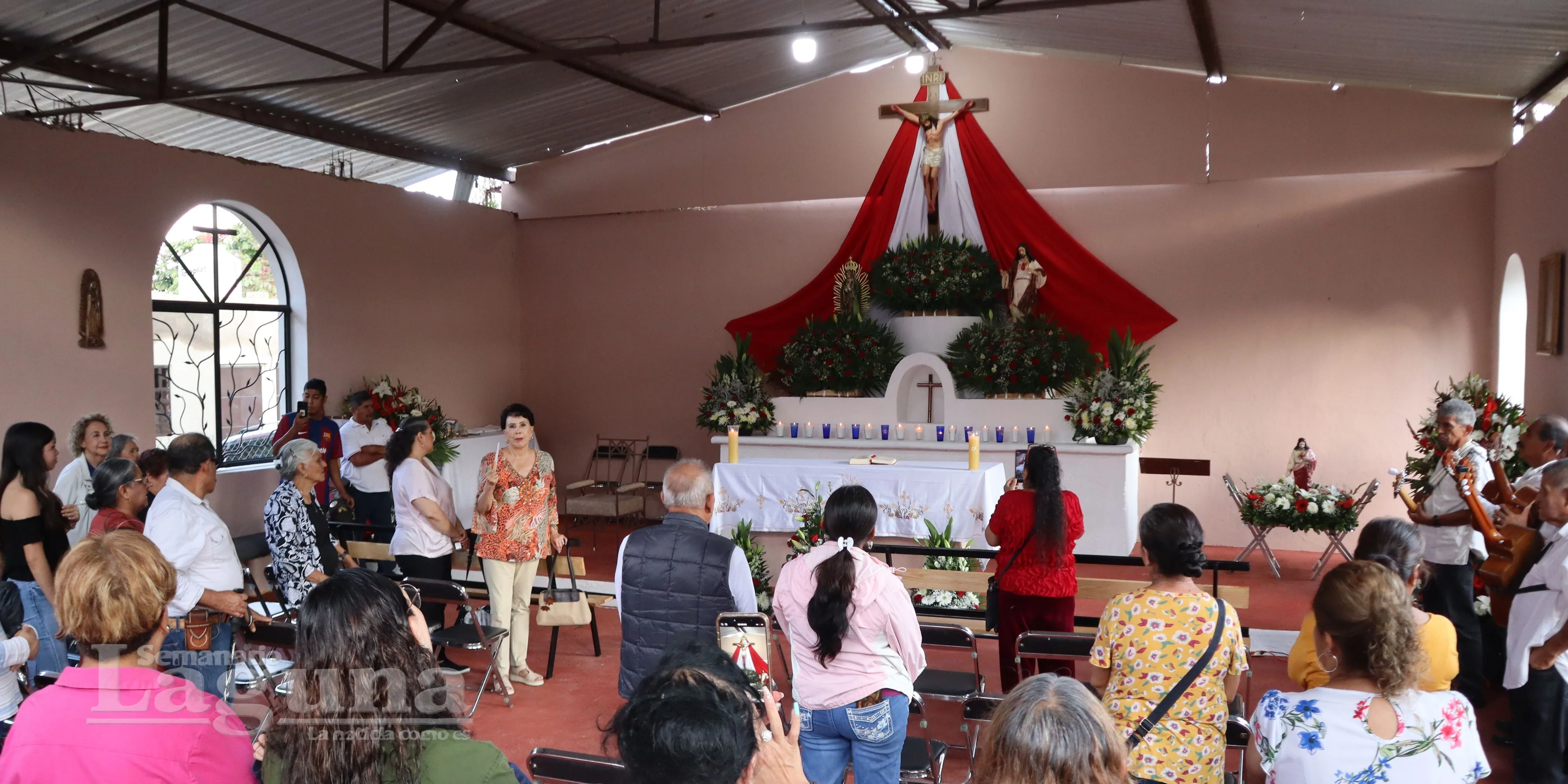 Fieles frente al altar en la capilla del Sagrado Corazón de Jesús durante los festejos del 2025 en La Canacinta. Foto: Sofía Medeles.