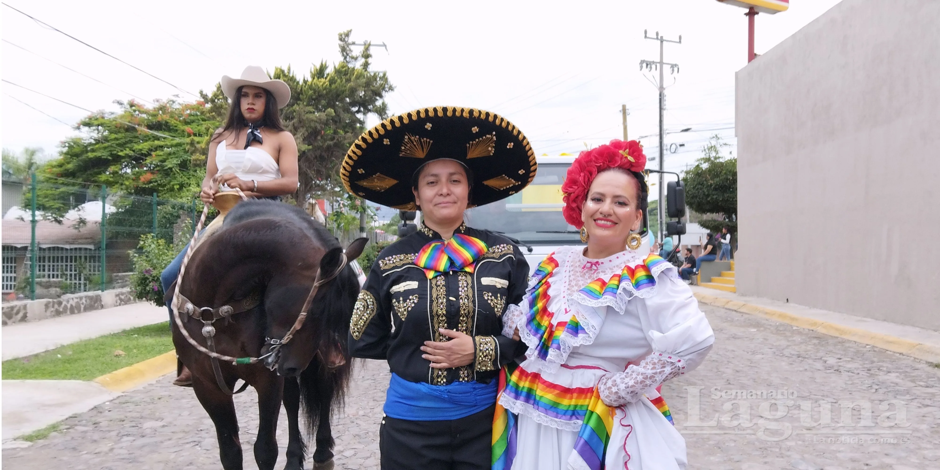 Dos de las participantes en la marcha del orgullo en Jocotepec y detrás una de las integrantes que realizó el recorrido a caballo. Foto: Armando Esquivel.