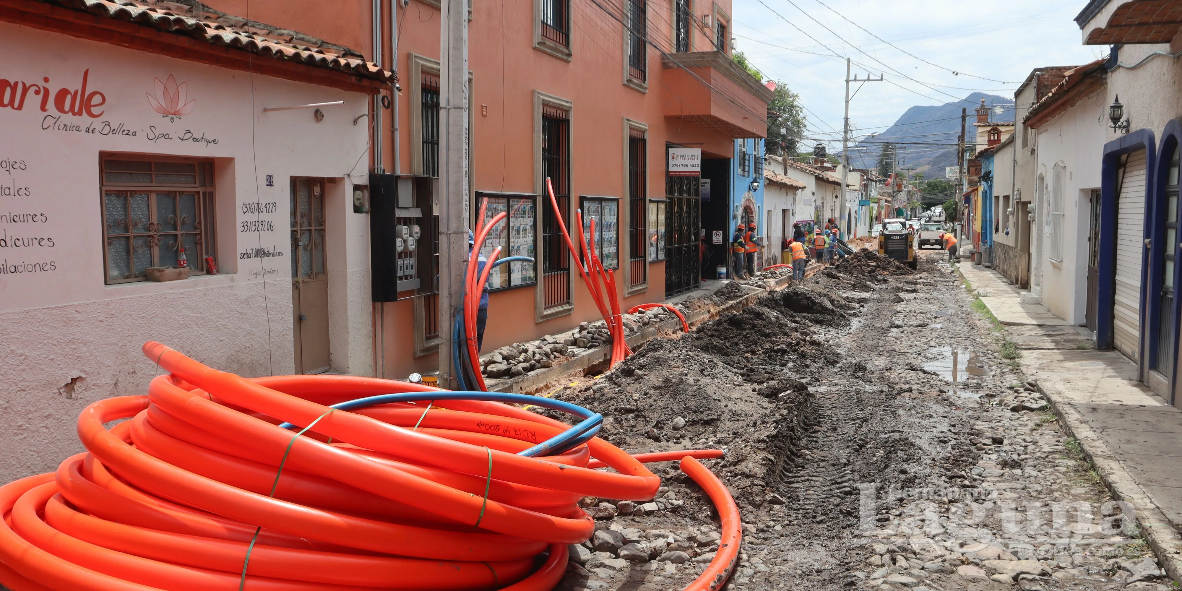Personal de construcción realiza excavaciones en la calle Constitución para la instalación del cableado subterráneo en el centro de Ajijic. Foto: Armando Esquivel.