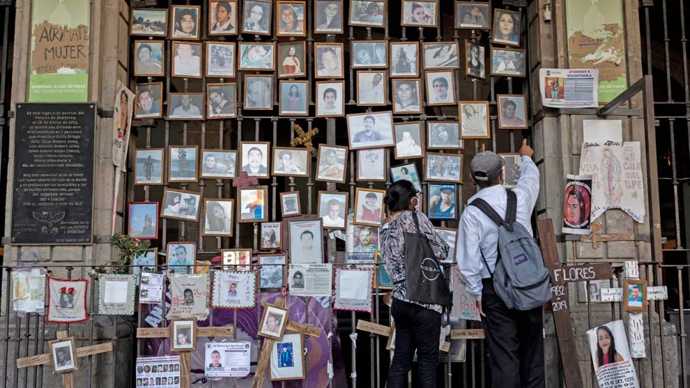Uno de los múltiples muros con imágenes de personas desaparecidas. Foto: Reuters.