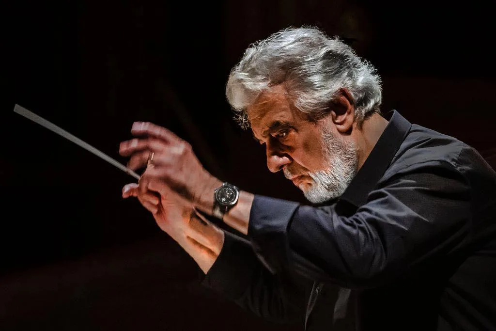 Plácido Domingo durante una de sus direcciones de orquesta. Foto: Cortesía.