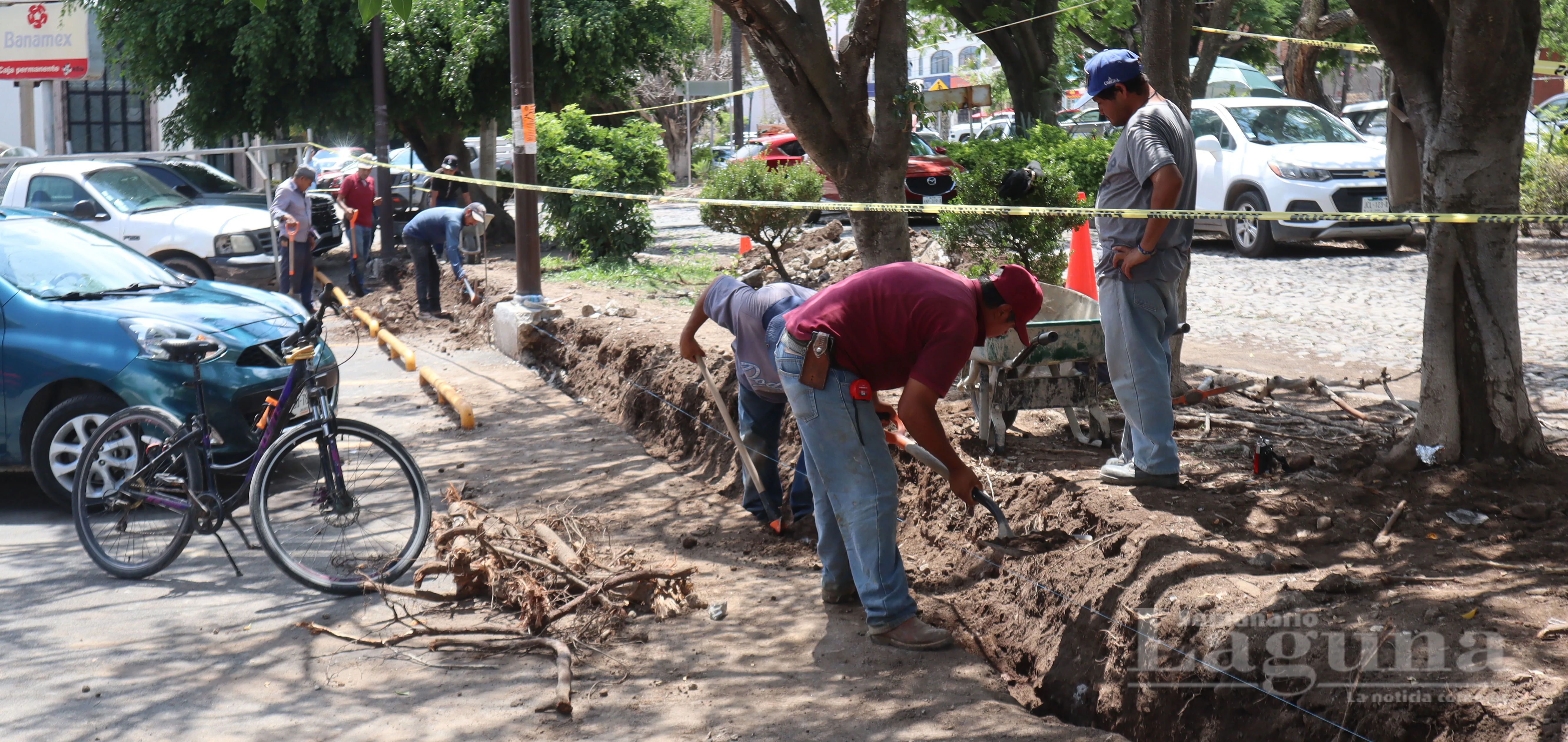 Aspecto de los trabajos de rehabilitación en la banqueta ubicada frente a Farmacias Guadalajara, en el centro de Ajijic. Foto: Sofía Medeles.
