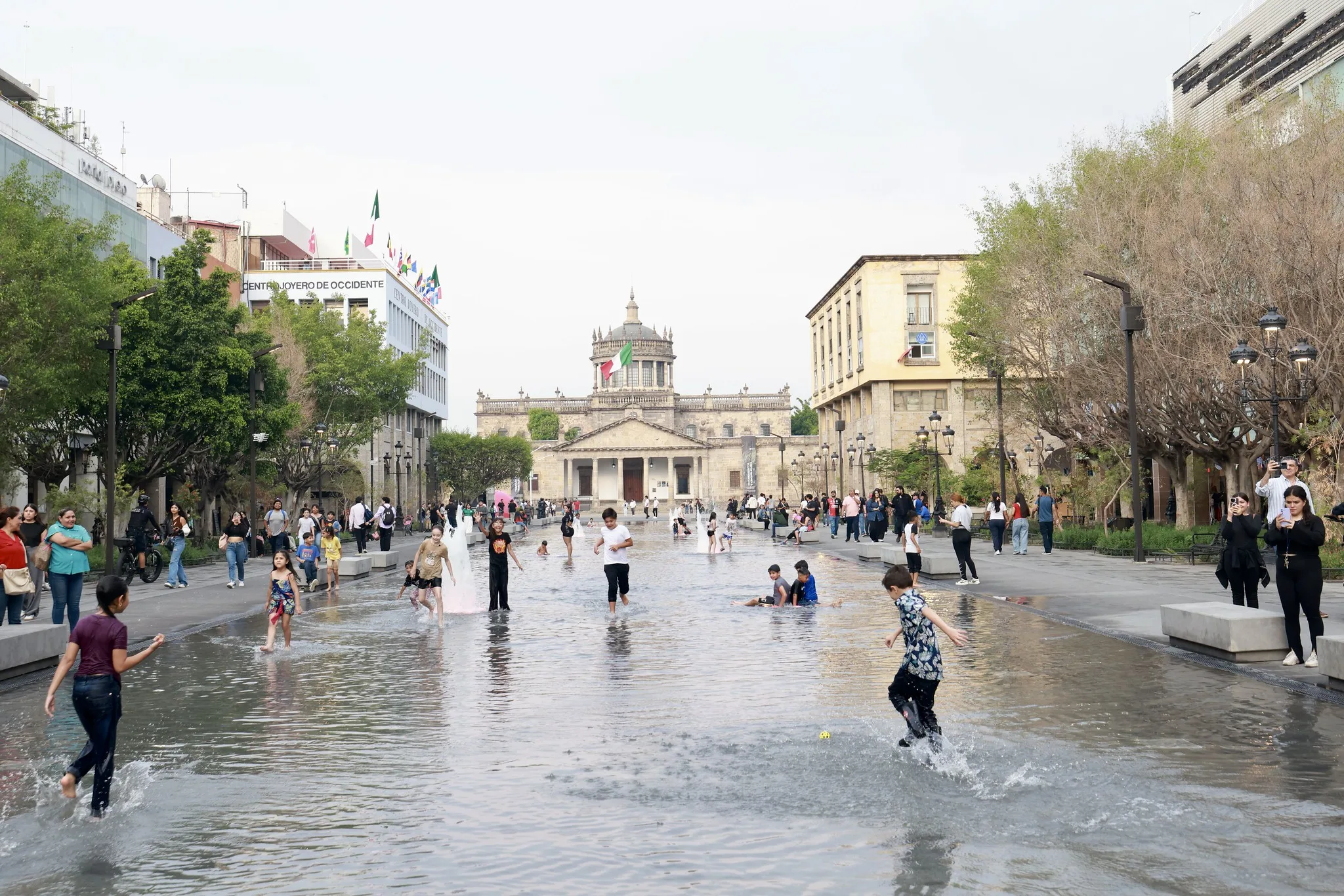 Niños juegan en la recién remodelada fuente, en el Centro Histórico de Guadalajara. Foto: Cortesía.