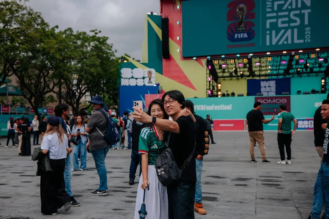 Una pareja de aficionados se toma una fotografía de recuerdo en el Fan Fest de Guadalajara. Foto: Zona 3.