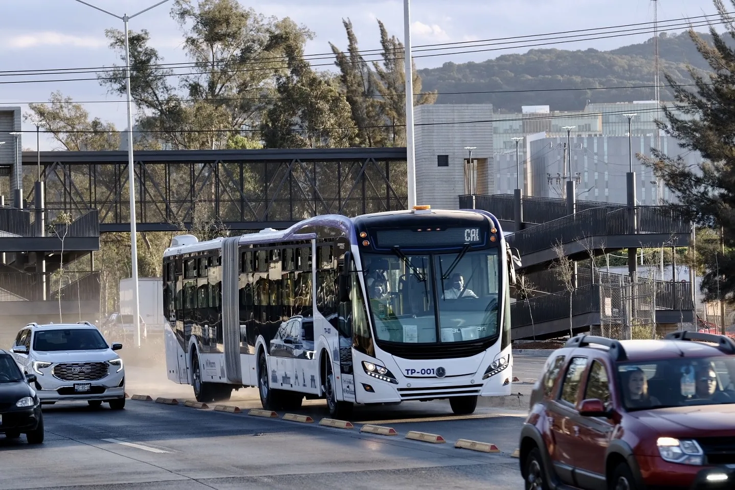 Unidad de transporte público sobre el periférico metropolitano, ruta que lleva al Estadio Guadalajara. Foto: Cortesía.