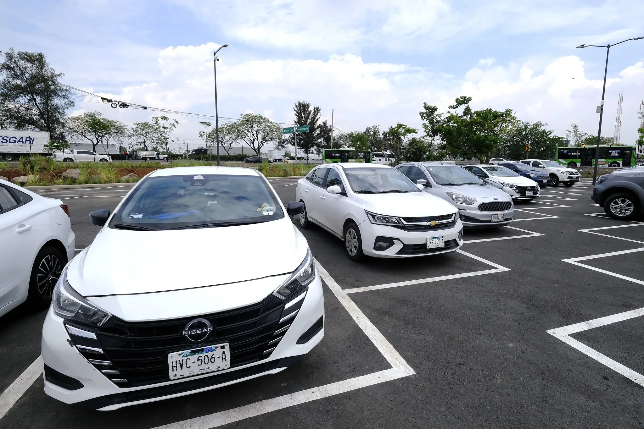 Espacio de estacionamiento cerca del aeropuerto destinado a servicios de taxi de plataforma. Foto: Cortesía.