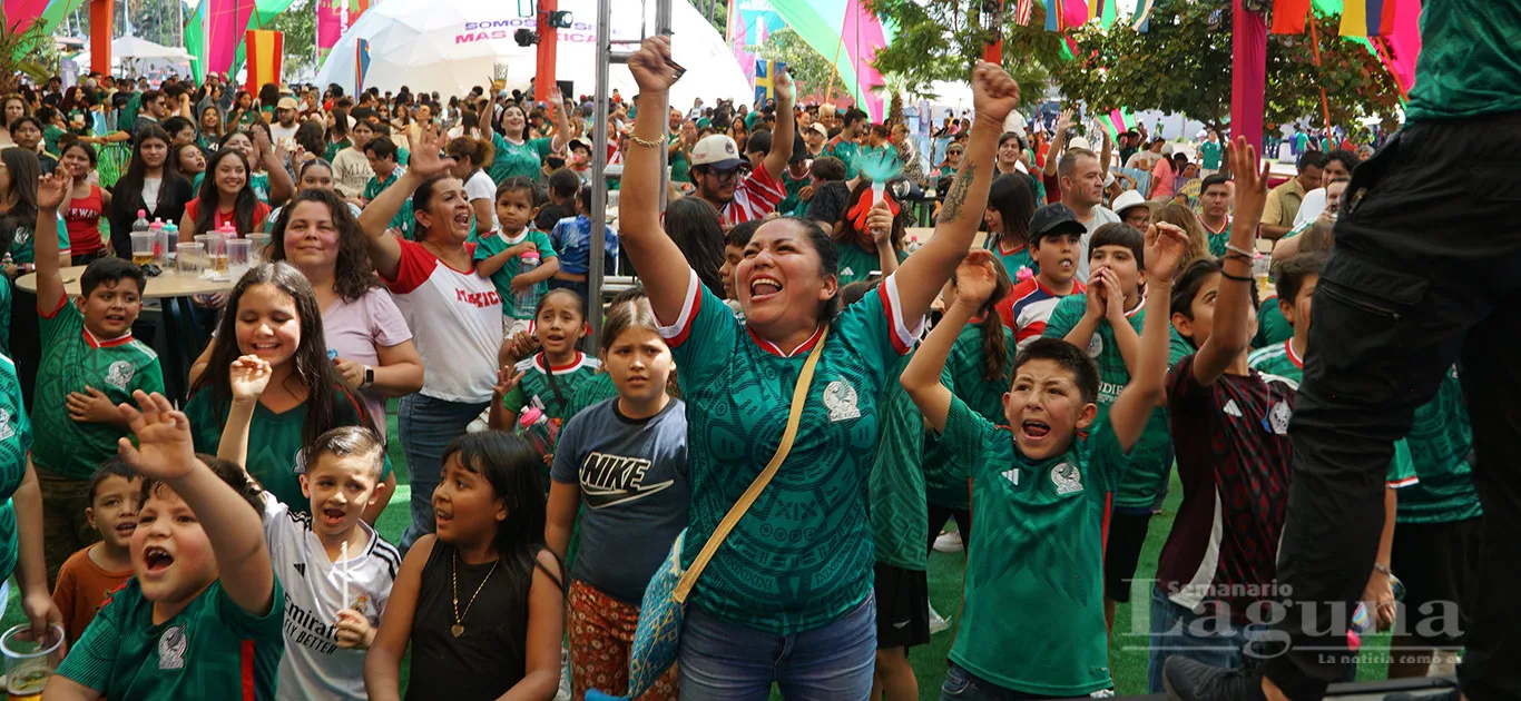 Aficionados celebran el triunfo de México 2-0 sobre Sudáfrica durante la inauguración del espacio 'Public View' en el Paseo Ramón Corona, en Chapala.