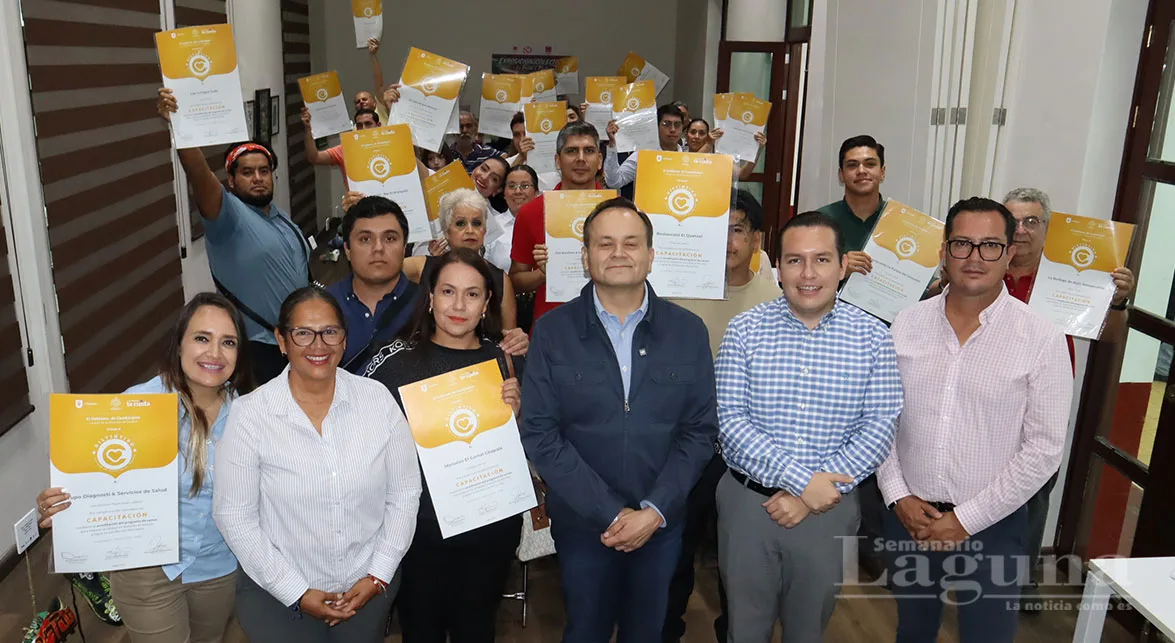 El Gobierno Municipal entregó 39 distintivos a comerciantes y prestadores de servicios en Chapala. Foto: D. Arturo Ortega.