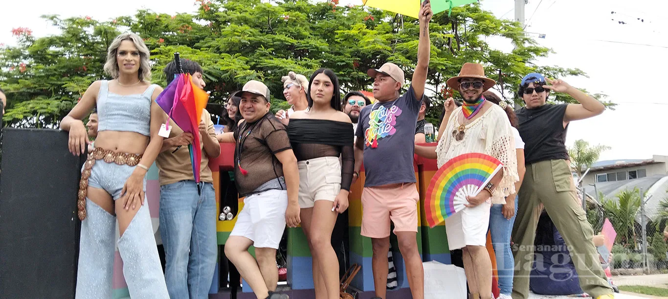Participantes de la sexta marcha del orgullo en Jocotepec. Foto: Armando Esquivel.