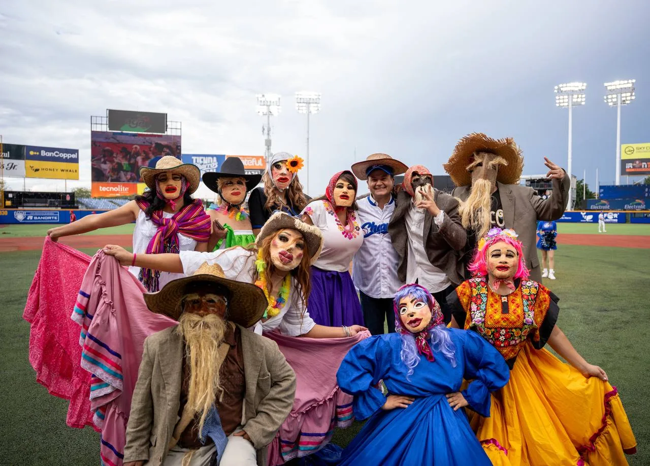 Las Sayacas de Ajijic y el presidente de Chapala, Alejandro Aguirre Curiel, durante la inauguración del partido entre Charros de Jalisco y Diablos Rojos. Foto: Cortesía.