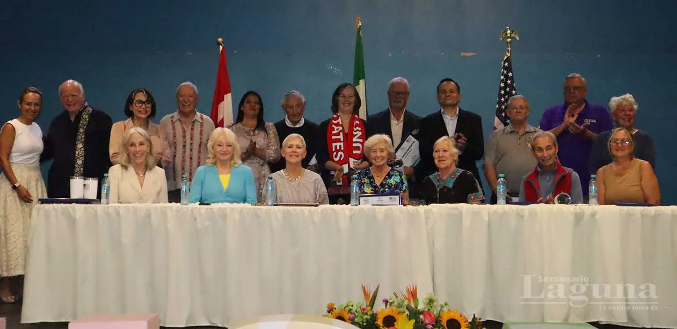 La cónsul general de Estados Unidos, Amy Scanlon, y el presidente de Chapala, Alejandro Aguirre Curiel, acompañan a los residentes locales y expatriados galardonados durante la ceremonia de reconocimiento. Foto: Arturo Ortega.